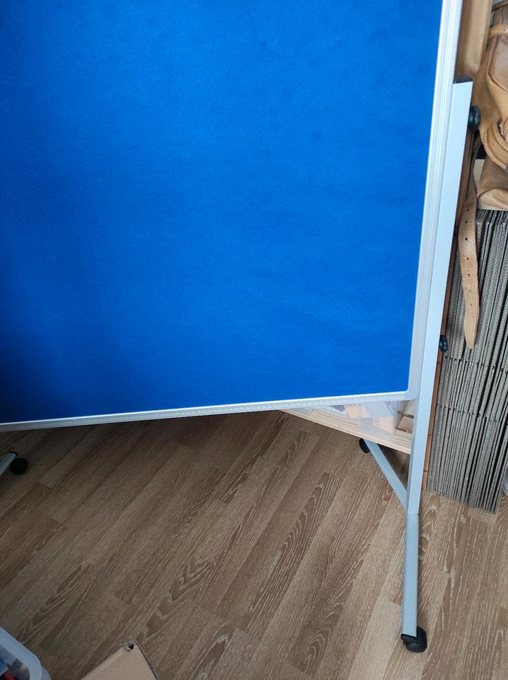 Legamaster Moderationswand Pinnwand filz blau 150 x 120 fahrbar in Hausham