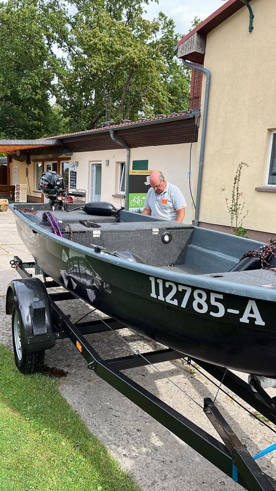 Angelboot komplett neu aufgearbeitet. Reinsetzten und los gehts in Rösrath