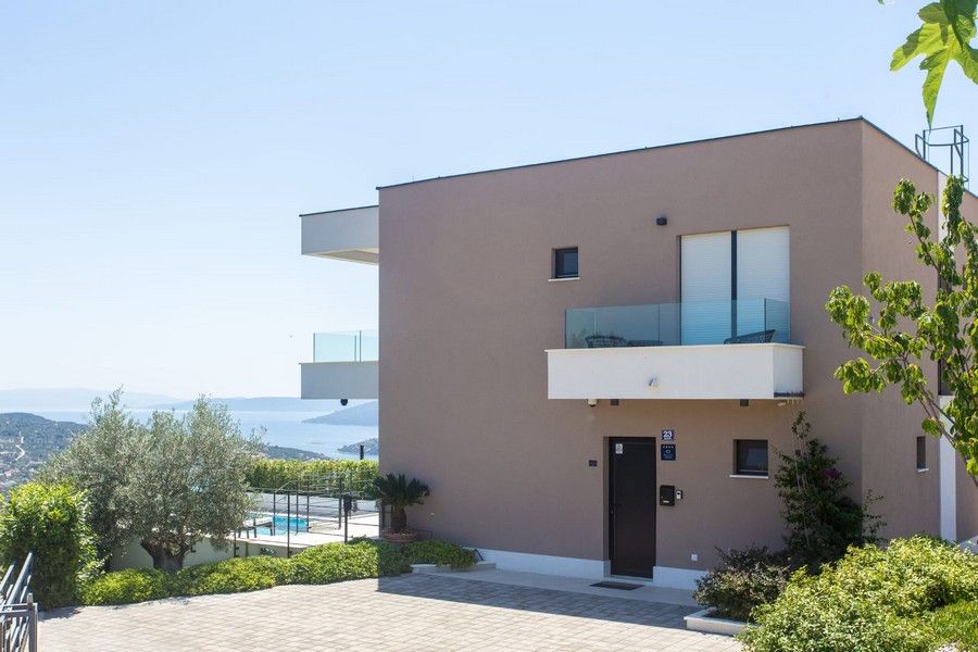 Kroatien, Region Trogir: Moderne Villa mit Swimmingpool und Panorama-Meerblick in ruhiger Lage - Immobilie H2533 in Rosenheim