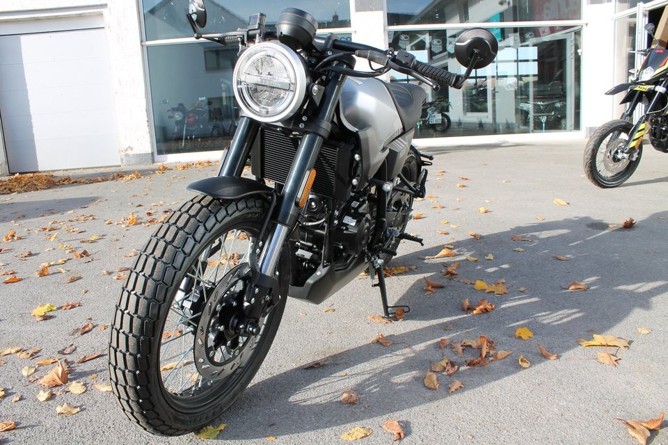 Brixton Crossfire 125 NEUFAHRZEUG Scrambler Cafe Racer in Willebadessen