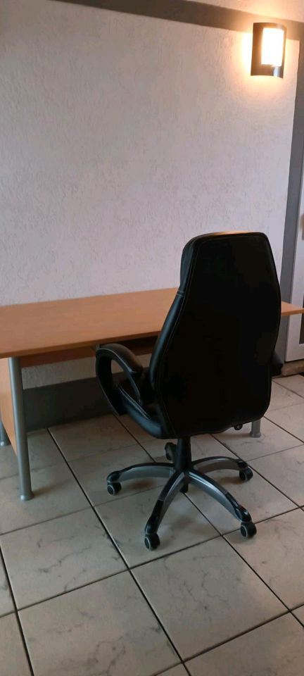 Schreibtisch mit Schreibtischstuhl in Arnsberg