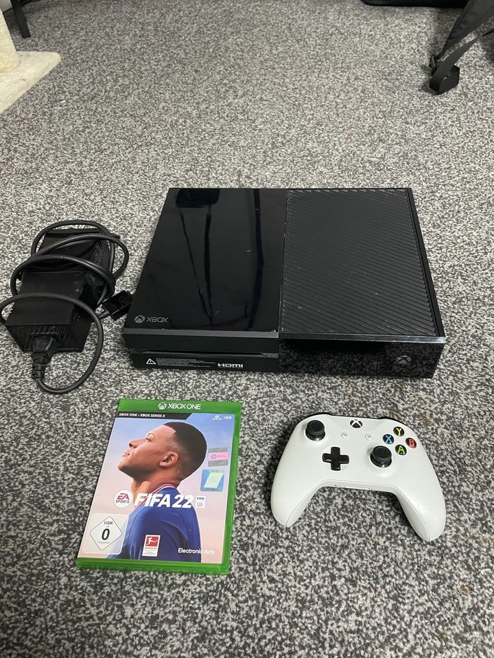Xbox One mit Controller und einem Spiel in Lübeck