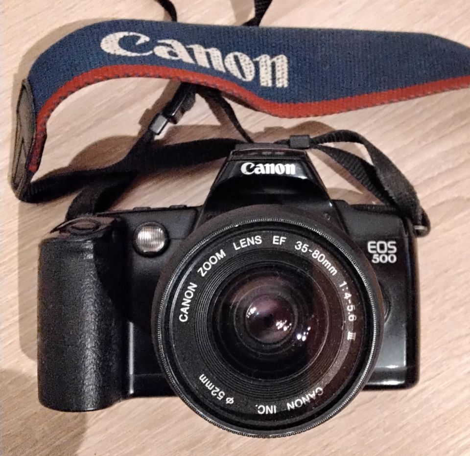 Canon EOS 500 mit Objektiv und Blitzlicht in Fürth