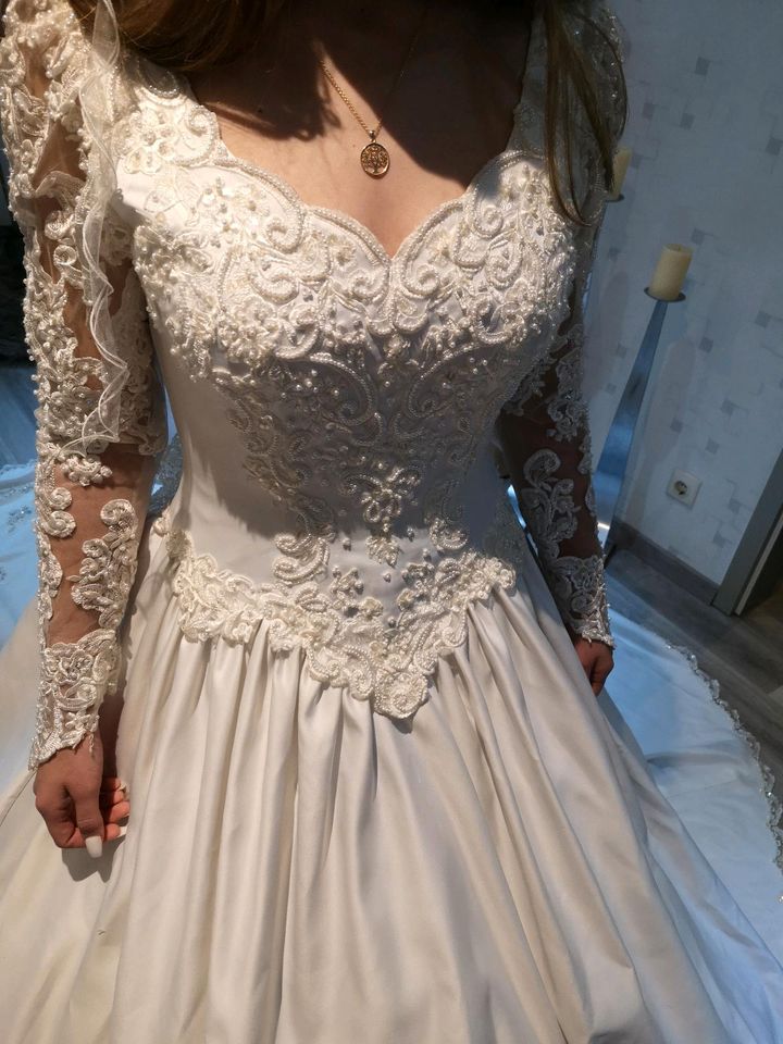 Brautkleid in Größe 38 inklusive Schleier und Kissen für Ringe in Herne