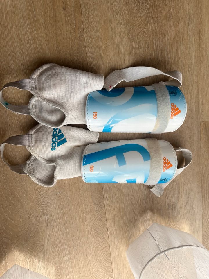 Adidas Schienbeinschoner Fußball Kinder S in Waiblingen