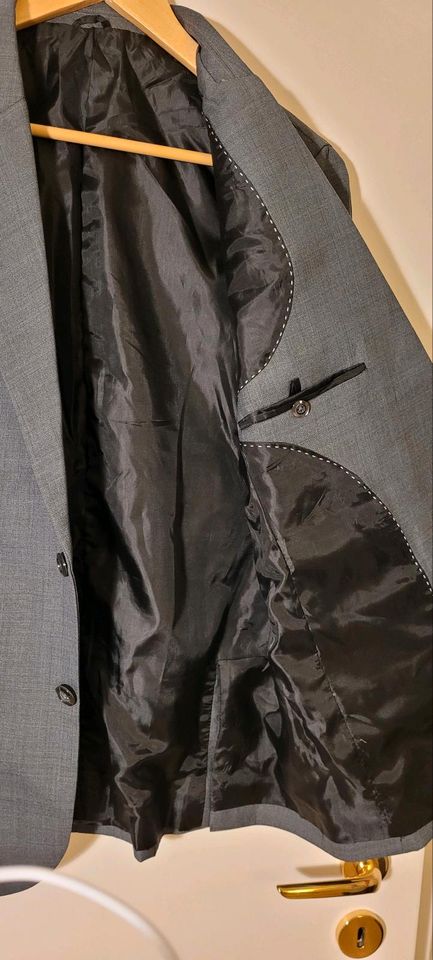 Sehr schöner schmal geschnittener Anzug in Germering