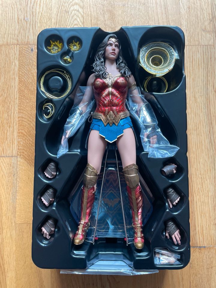 Hot Toys Wonder Woman MMS 584 in Düsseldorf