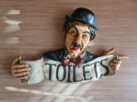 Charlie Chaplin WC-Wegweiser / Charlie Chaplin toilet sign Berlin - Wilmersdorf Vorschau