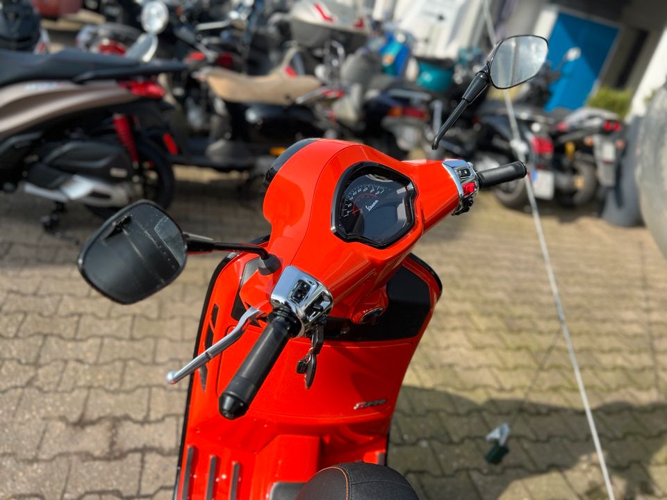 Vespa Gts 300 supersport NEUFAHRZEUG in Leverkusen