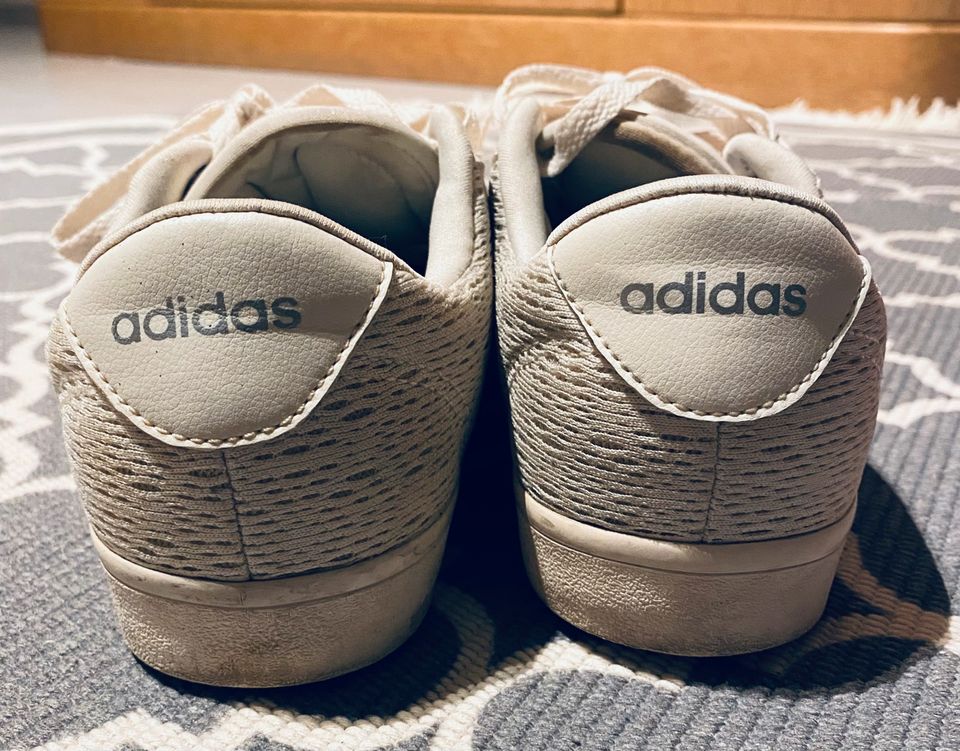 Creme weiße Adidas Schuhe mit Spitze Gr 38 Damen Sneaker in Duisburg -  Meiderich/Beeck | eBay Kleinanzeigen ist jetzt Kleinanzeigen