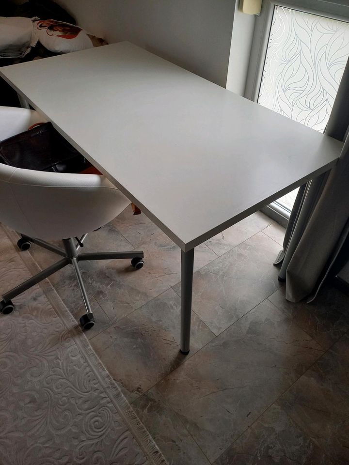 Schreibtisch mit Stuhl und schrank in Schiffweiler