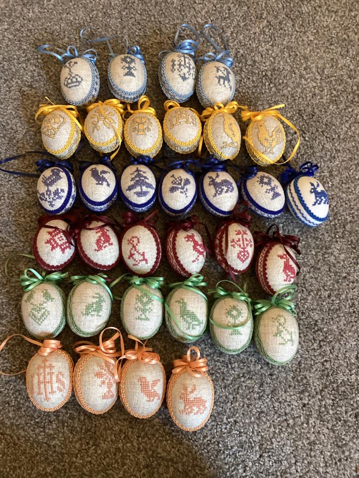 Gestickte Eier, Ostereier, Ostern, Handarbeit, Preis pro Stück in Schechen
