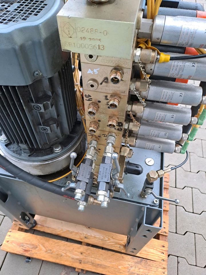 CNC Bearbeitungszentrum Chiron Mill 3000 Hydraulikaggregat Fräse in Hanau