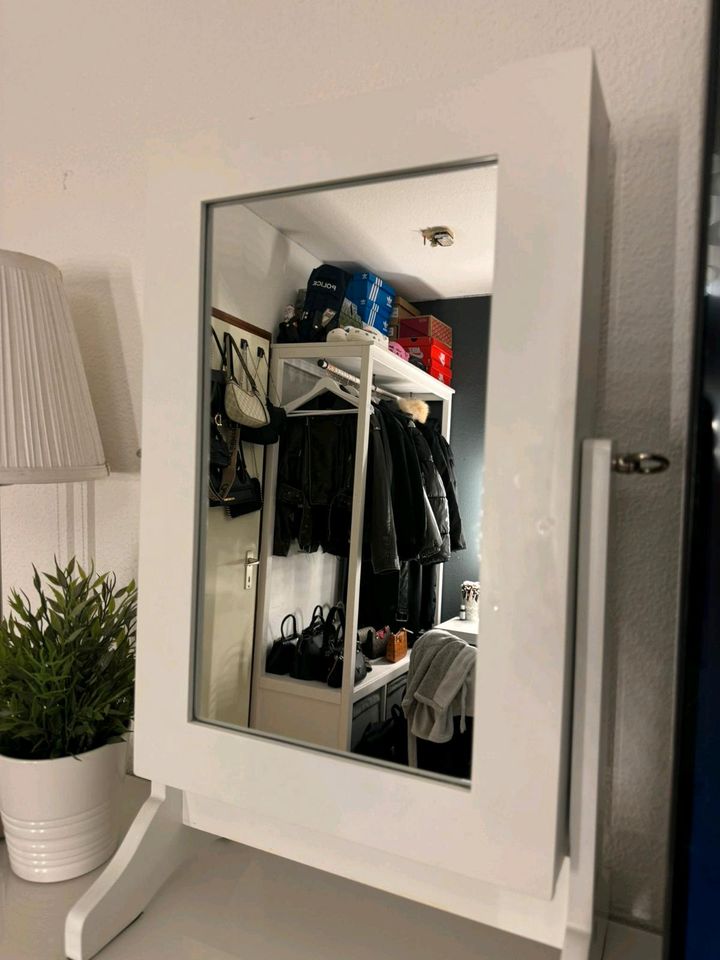 Schmuckschrank mit Spiegel weiß, Spiegelschrank in Hamburg