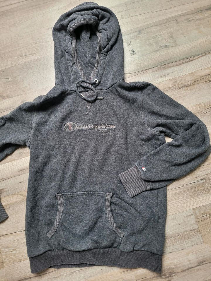 Hoodie / Sweatshirt von Champion, Gr. S, wie neu in Meerbusch