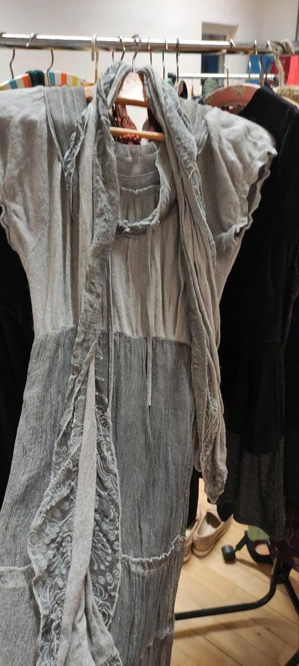 Elegantes Boutique - Kleid mit Schal in Gochsheim