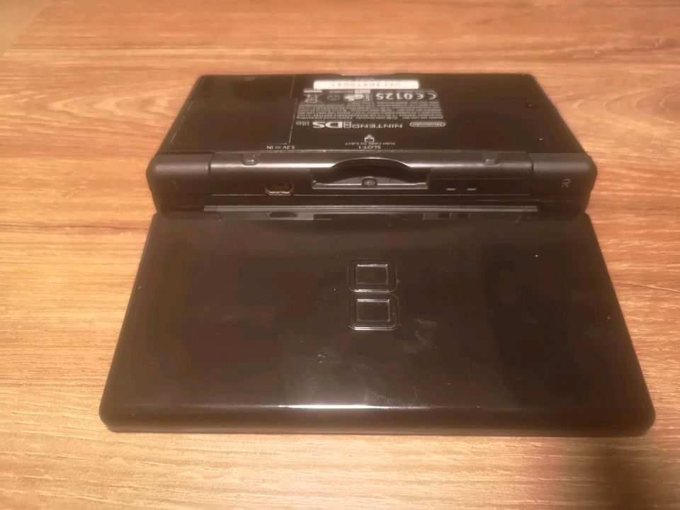 Nintendo DS Lite schwarz mit Ladegerät (ohne OVP) in Sulzbach a. Main
