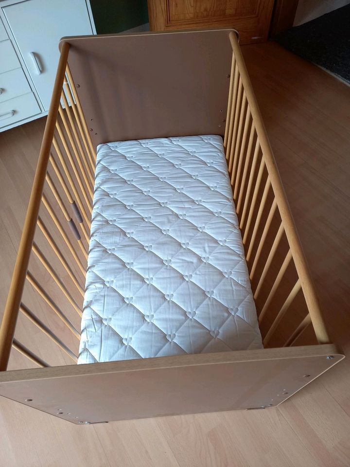 Babybett Kinderbett mit neuer Matratze 123x96x69 cm dreimal höhen in Landsberg (Lech)