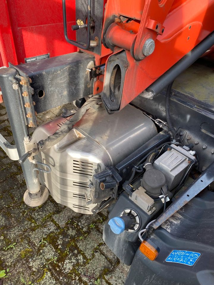 LKW mit Kran MAN Rot Diesel Schaltgetriebe Erstzulassung 2015 in Mössingen