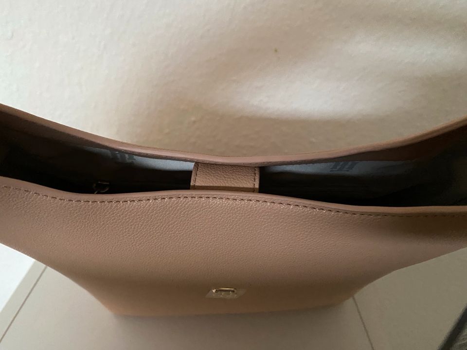 Neue Tommy Hilfiger Damen Handtasche Schultertasche beige in Essen