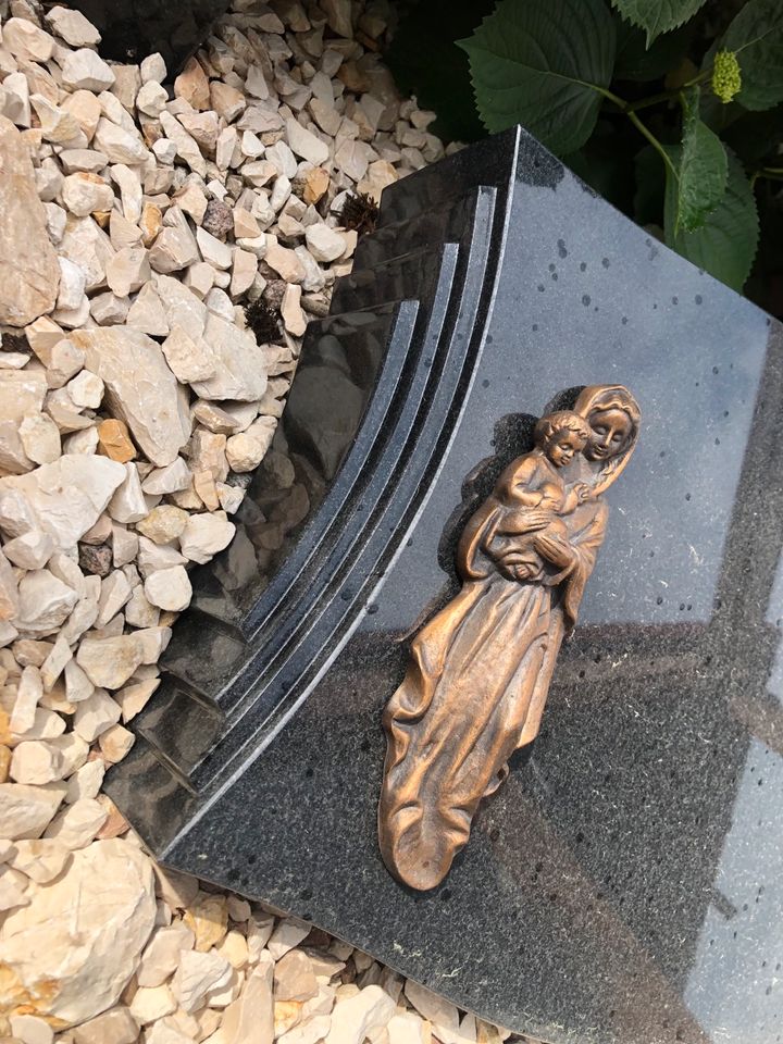 Grabstein Doppelgrab mit Bronze Einzelgrab Granit Madonna Rose in Nordhorn