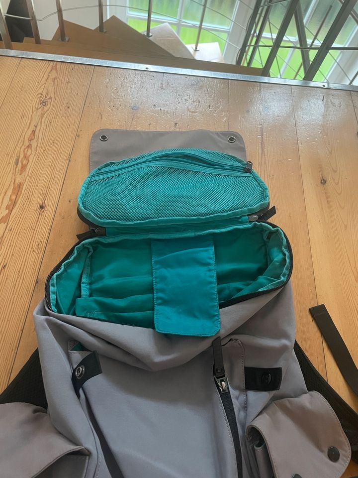 Grauer Rucksack WindTook in Ratingen