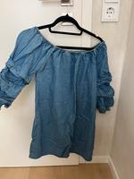 Offshoulder Jeanskleid mit Taschen Niedersachsen - Holzminden Vorschau