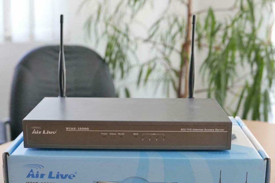 WLAN Router AirLive WIAS-1200G OVP mit Ticketsystem für Gäste in Bernsdorf