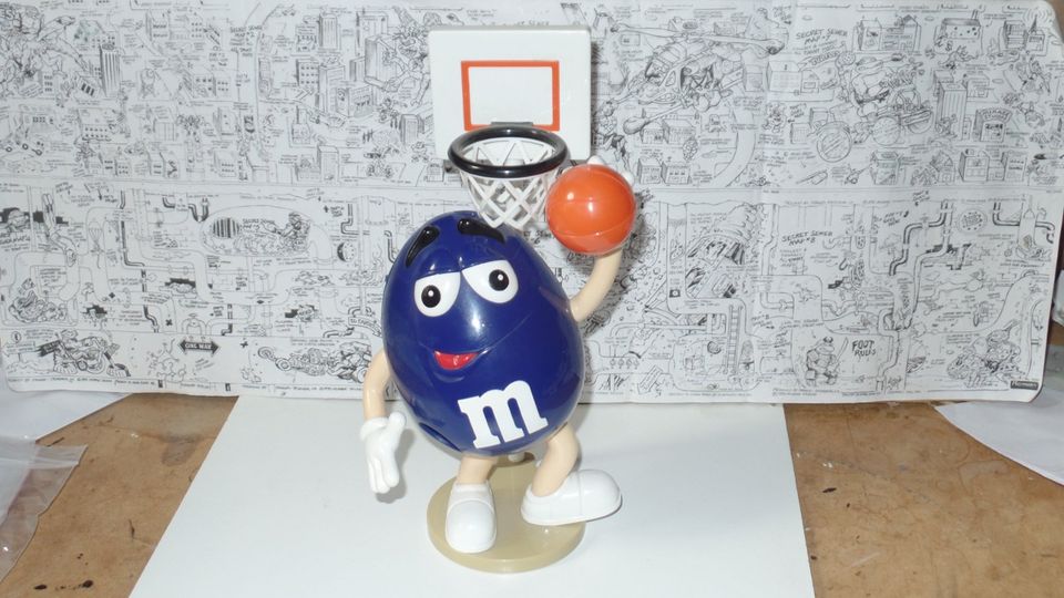 M & M`s Dispenser Statue Figur Basketball NBA in Berlin