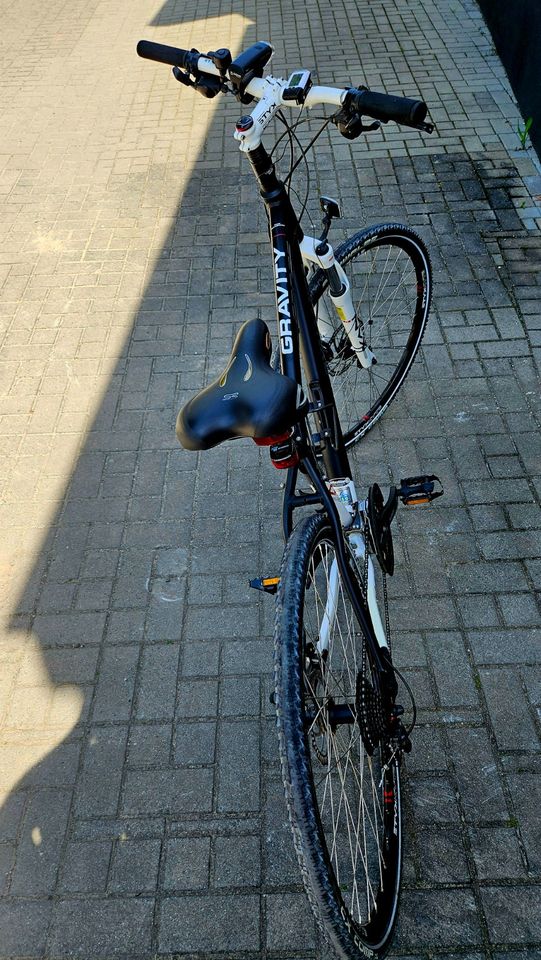 Trekking-Fahrrad 28" 27-Gang Shimano/ Scheibenbremsen in Herzogenaurach