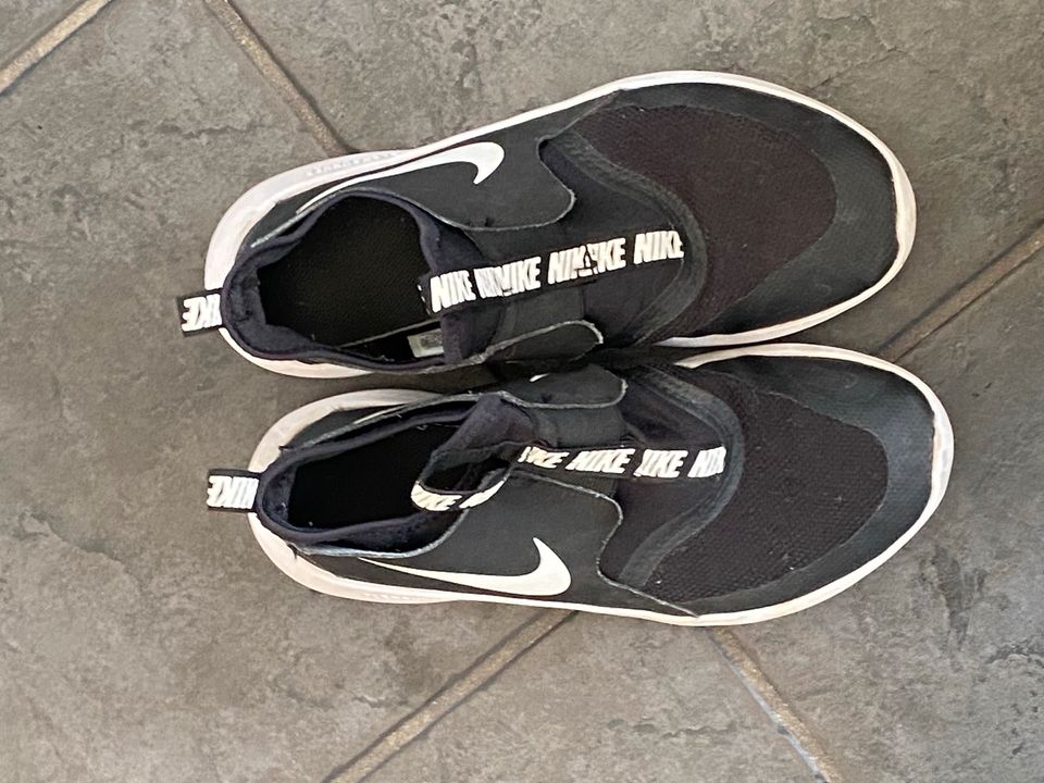 Nike Schuhe schwarz/weiß in Aachen