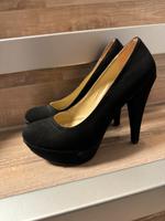 Damen Pumps High Heels Schuhe in Schwarz Wildleder 37 WIE NEU Rheinland-Pfalz - Herdorf Vorschau