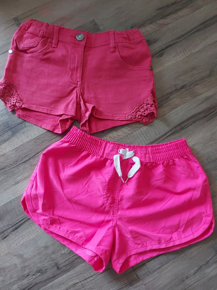 2 kurze Hosen Shorts Größe 140 in Straubenhardt