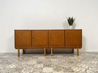 WMK Minimalistisches und sehr gut erhaltenes skandinavisches Sideboard aus vollem Holz in Teak # Kommode Schrank Anrichte TV-Lowboard Fernsehkommode Fernseheschrank Danish Design Vintage Teakholz Friedrichshain-Kreuzberg - Friedrichshain Vorschau