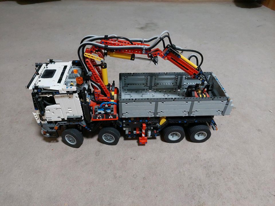 Halbautomatischer LEGO LKW mit Schaufelarm in Brüsewitz