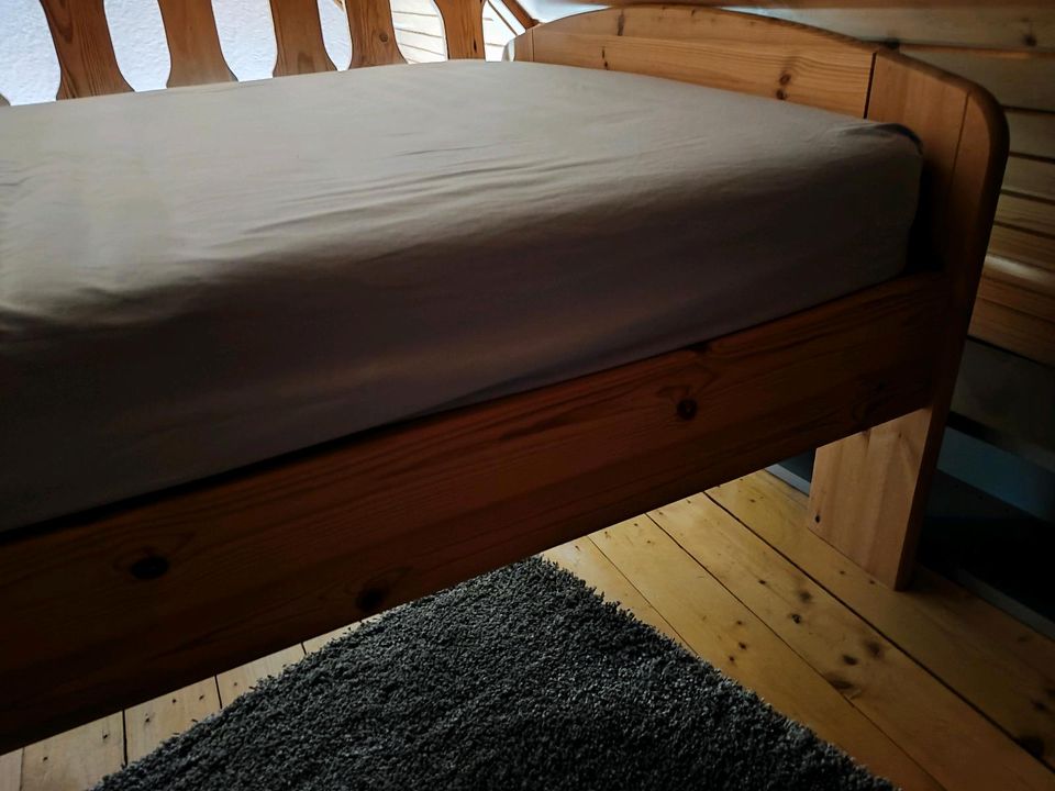 Einzel Bett mit Lattenrost 90 x 200 cm Massivholz in Wiehl