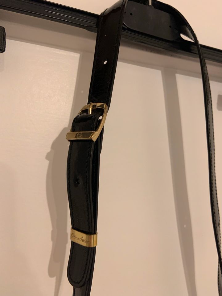 Aigner Tasche schwarz goldfarbene Details in München