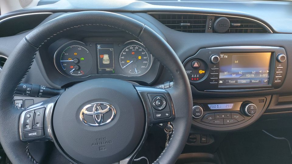 Toyota Yaris 1,5-l-VVT-i Hybrid CVT Y20 Neuzust. 6020 KM in Koblenz