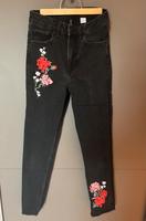 Schwarze Jeans mit Blumenmuster Gr. 34 XS H&M Zara Bayern - Königsbrunn Vorschau