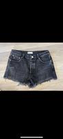 Knapp sitzende Zara Jeans Shorts in dunkelgrau in Größe 38 cheeky Hessen - Butzbach Vorschau