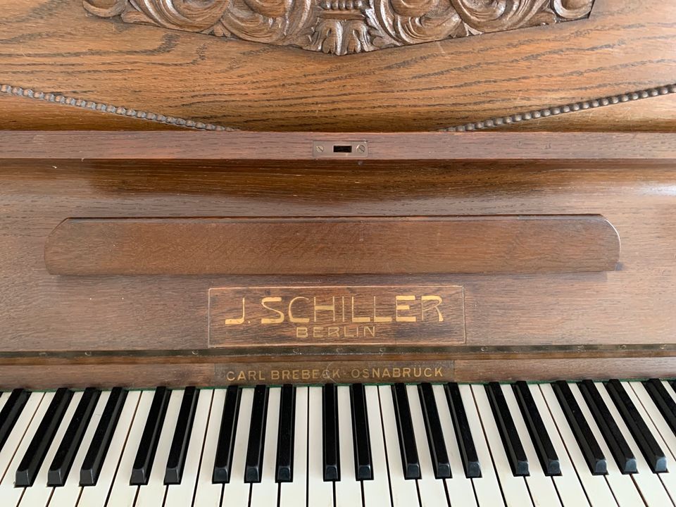 Altes Klavier mit Hocker in Sprendlingen