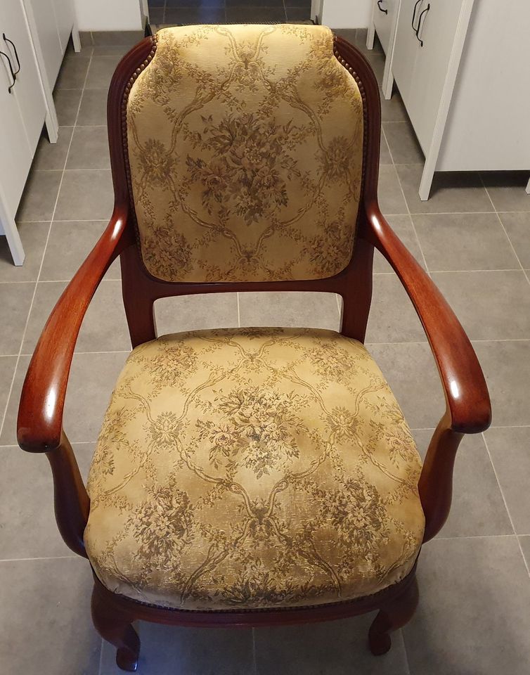 Alter antiker Stuhl Sessel in Glienicke/Nordbahn