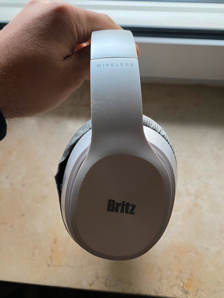 Britz W820BT Bluetooth Over Ear Kopfhörer Headphones weiß white in Frankfurt am Main