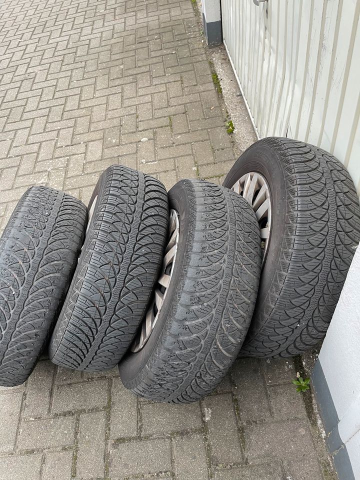 Winterreifen 195/65R15 91T mit Original VW Radkappen Golf 5,6,7 in Wolfenbüttel