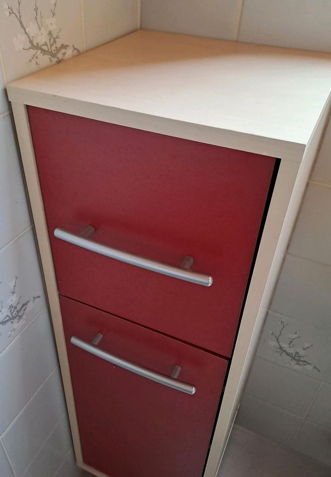 Badschrank in rot (Set) in Ammerbuch