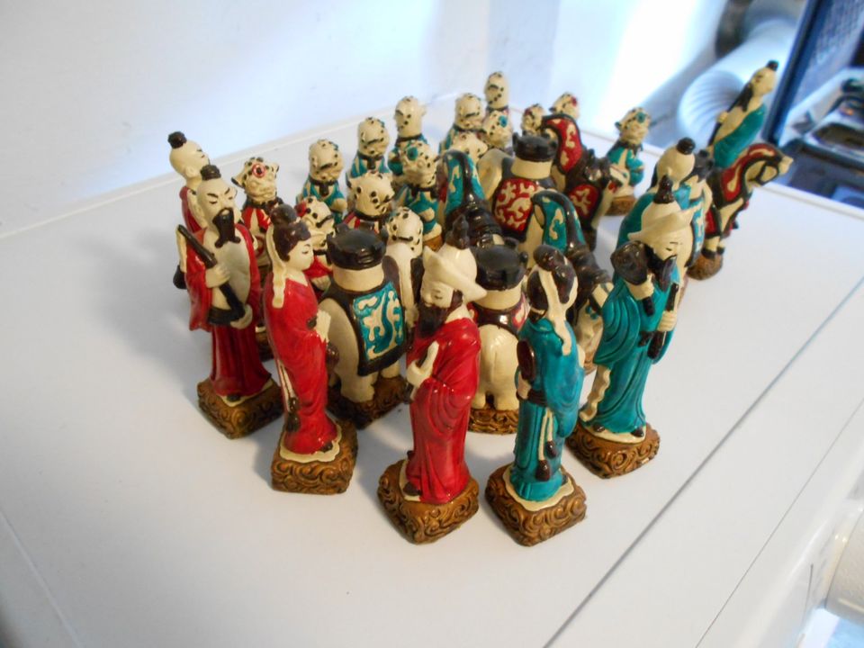 Schach-Figuren Chinesische Motive handgearbeitet aus gipsähnliche in Remscheid
