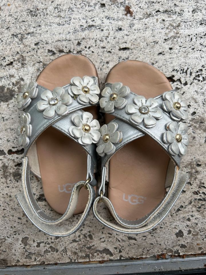 ugg sandalen Mädels 23,5 in Eichenau