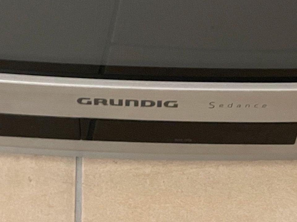 Grundig Röhrenfernseher mit Fernbedienung in Übersee