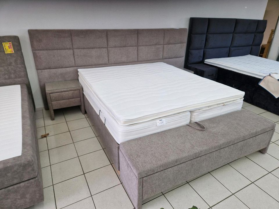 Bett Boxspringbett 180x200cm mit Stauraum beige mit Matratze und Nachtkonsolen und Fußbank Möbel Wurm in Osnabrück