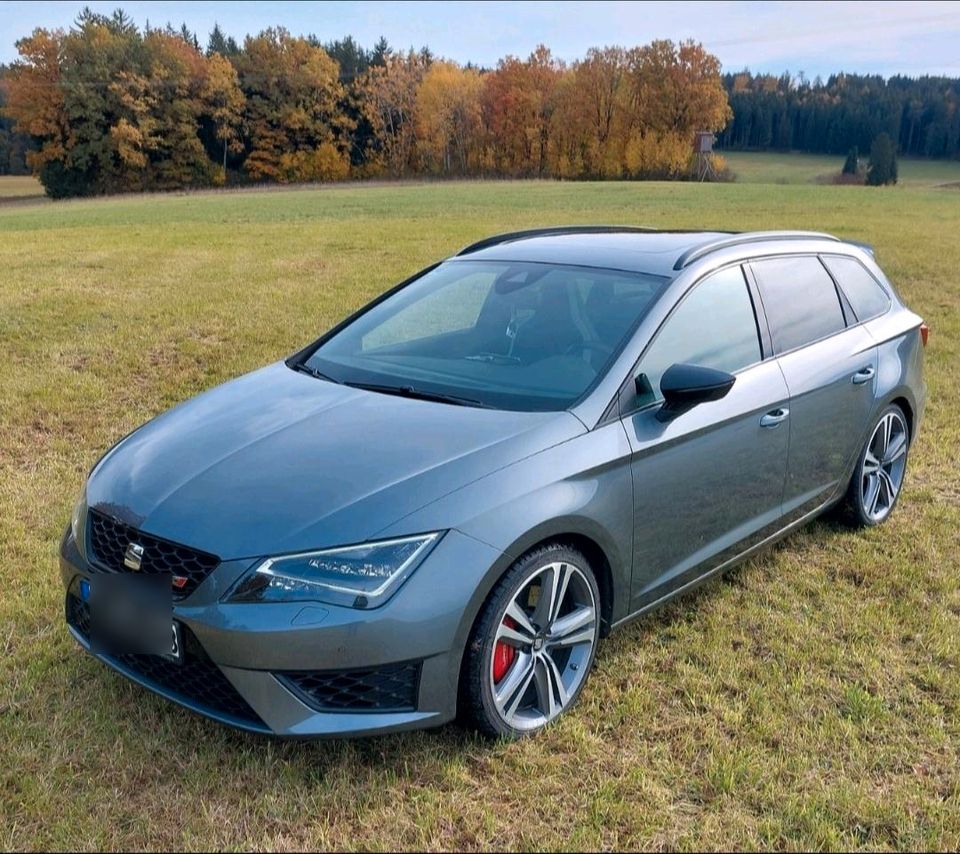 Leon Cupra ST AHK Panorama Schalensitze in Wolferstadt